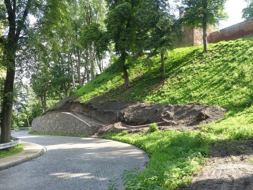 Elbląg, Prace przy remoncie murów na ul. Zamkowej w Pasłęku zostały wstrzymane,