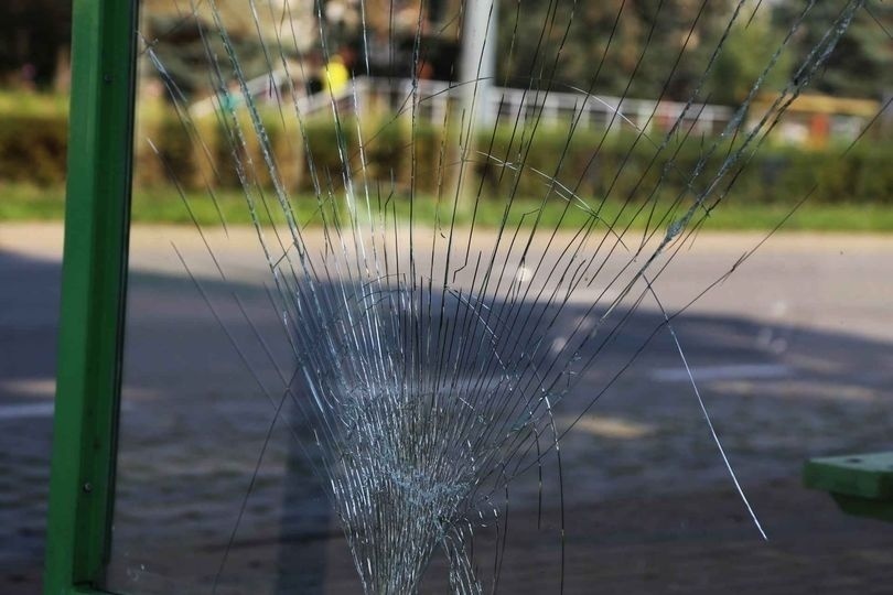 Elbląg, Wybijał szyby i nie zauważył stojących po drugiej stronie policjantów