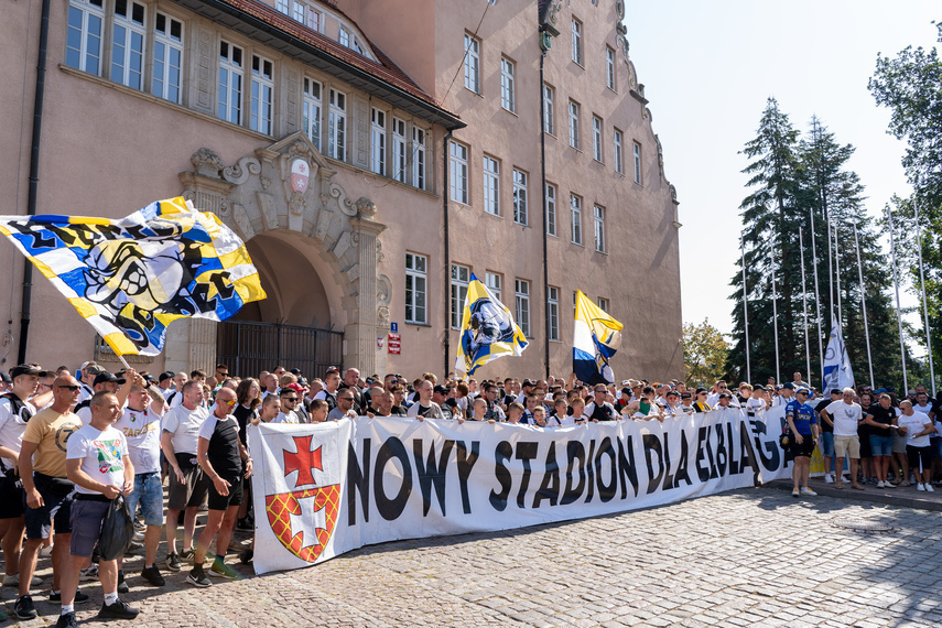 Elbląg, 7 września kibice domagali się od władz miasta budowy nowego stadionu podczas pikiety pod ratuszem