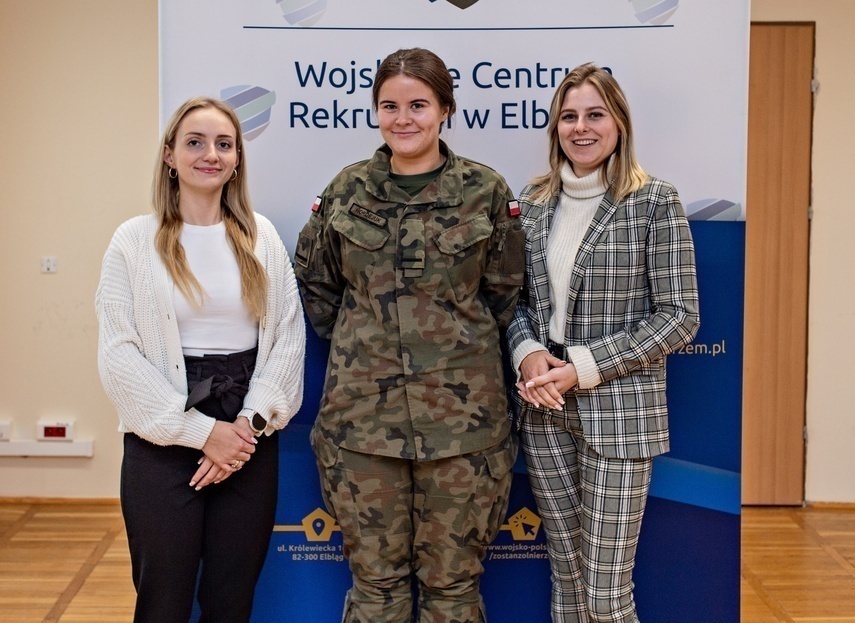 Elbląg, Kpr. rez. Paulina Kordek (od lewej), st. szer. rez. Karolina Hordejuk i kpr. rez. Aleksandra Witkowska