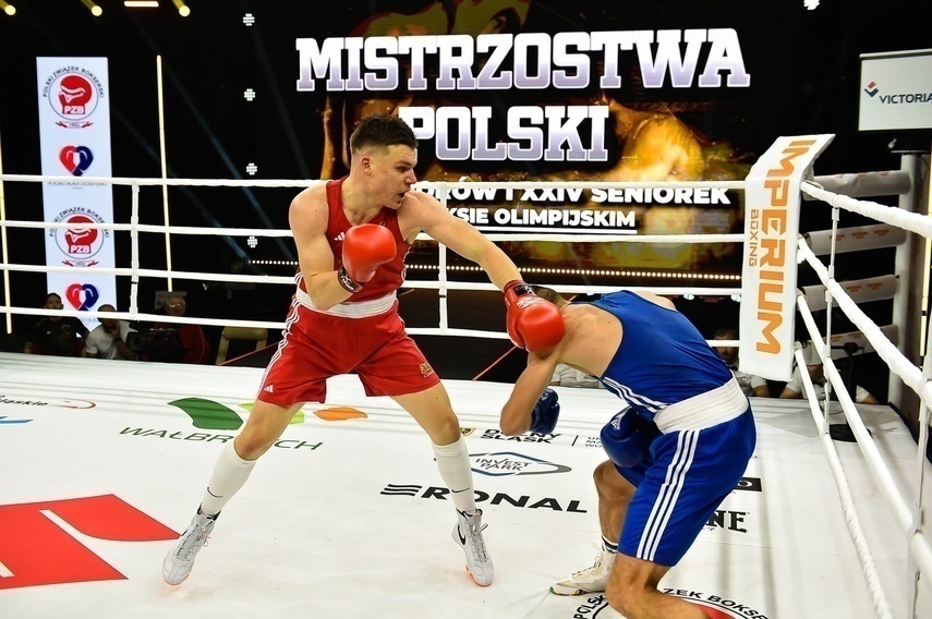 Elbląg, Nikodem Kozak (w czerwonym) wywalczył tytuł mistrza Polski w boksie Elbląg, Nikodem Kozak (w czerwonym) wywalczył tytuł mistrza Polski w boksie