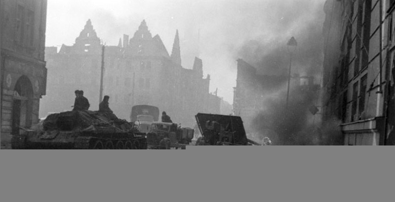 Elbląg, Tak wyglądała obecna ul. 1 Maja podczas działań wojennych w 1945 r. W tle widok na starówkę