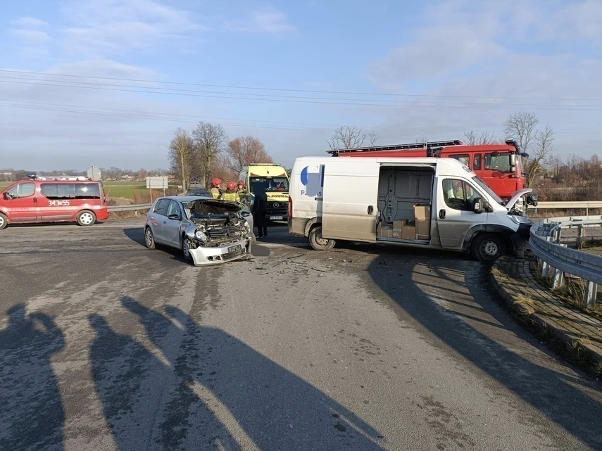 Elbląg, Pasażerka ranna w zderzeniu dwóch aut Elbląg, Pasażerka ranna w zderzeniu dwóch aut