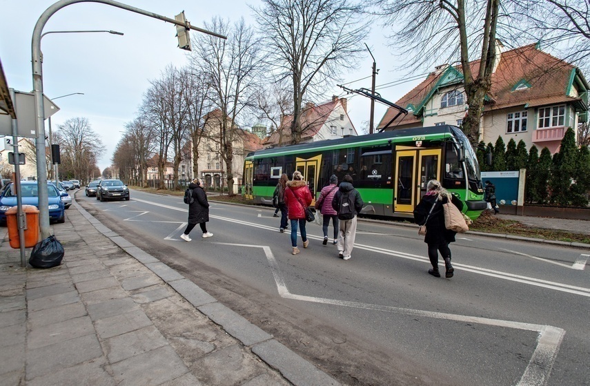 Elbląg, Tory, jezdnia i ludzie