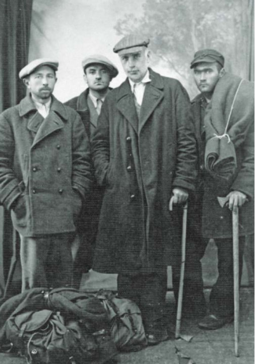 Elbląg, Historyczna „karpacka czwórka”. Od lewej ppłk Franciszek Demel, inż. Rajmund Scholz, gen. Kazimierz Sosnkowski, kpr. Stanisław Kudela. Elbląg, Historyczna „karpacka czwórka”. Od lewej ppłk Franciszek Demel, inż. Rajmund Scholz, gen. Kazimierz Sosnkowski, kpr. Stanisław Kudela.