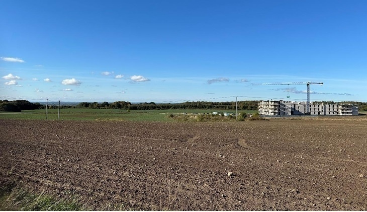 Elbląg, Widok na Modrzewinę Północ, w tle pierwszy budynenek wielorodiznny, który powstaje od 2024 r. Elbląg, Widok na Modrzewinę Północ, w tle pierwszy budynenek wielorodiznny, który powstaje od 2024 r.