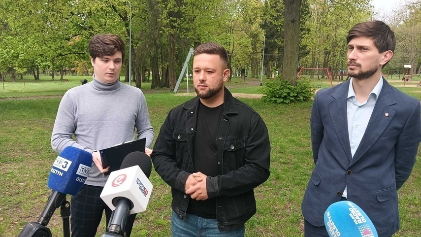 Elbląg, Radni PiS (od lewej): Sebastian Czyżyk-Skoczyk, Kamil Zdziech i Michał Rutkowski Elbląg, Radni PiS (od lewej): Sebastian Czyżyk-Skoczyk, Kamil Zdziech i Michał Rutkowski