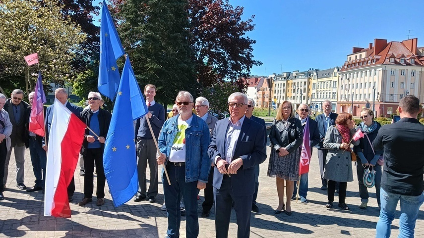 Elbląg, Lewica świętowała pod Pomnikiem Odrodzenia Elbląg, Lewica świętowała pod Pomnikiem Odrodzenia