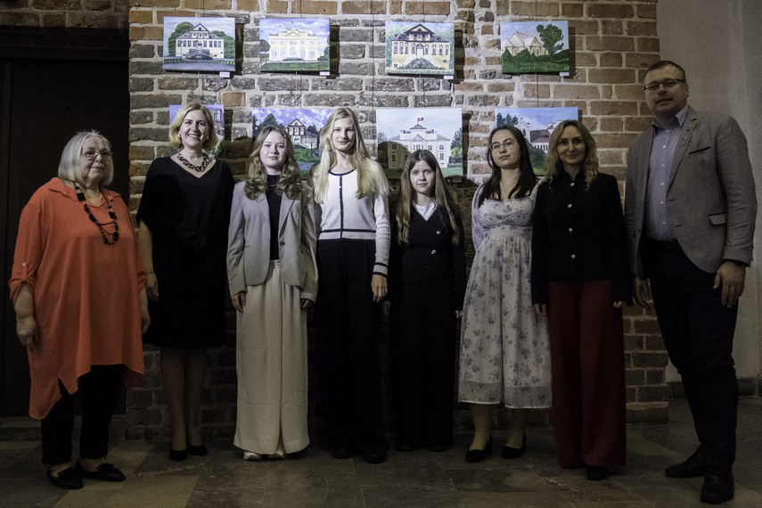Elbląg, Goście z Litwy i prezes ETK Teresa Wojcinowicz (z lewej), w tle prace uczniów Elbląg, Goście z Litwy i prezes ETK Teresa Wojcinowicz (z lewej), w tle prace uczniów