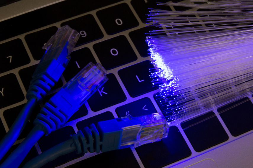 Czym jest internet światłowodowy? Podstawy technologii i zasada działania Czym jest internet światłowodowy? Podstawy technologii i zasada działania