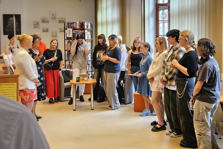 Elbląg, Uczniowie technikum fotografii i multimediów zadebiutowali w Bibliotece Pedagogicznej