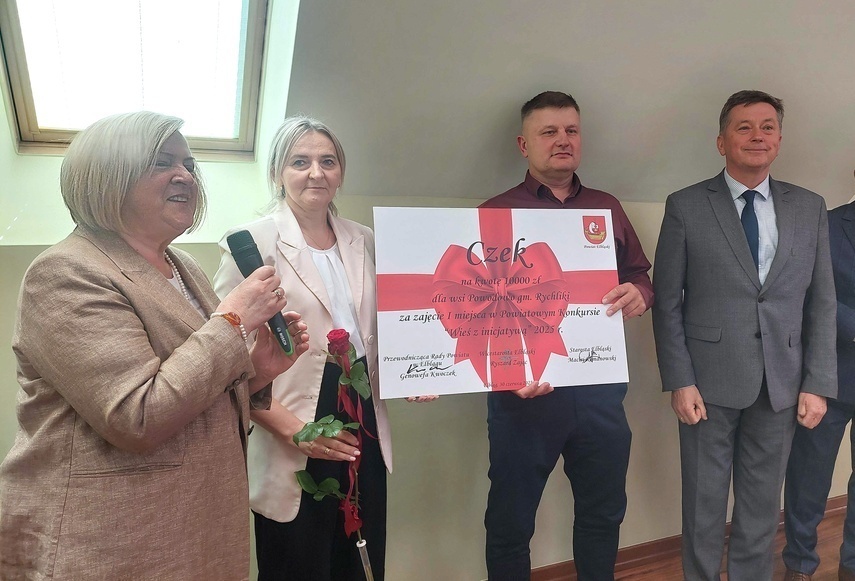 Elbląg, Na zdjęciu z czekiem: Katarzyna Starzyńska z sołectwa Powodowo i Konrad Gębski, sołtys Powodowa Elbląg, Na zdjęciu z czekiem: Katarzyna Starzyńska z sołectwa Powodowo i Konrad Gębski, sołtys Powodowa