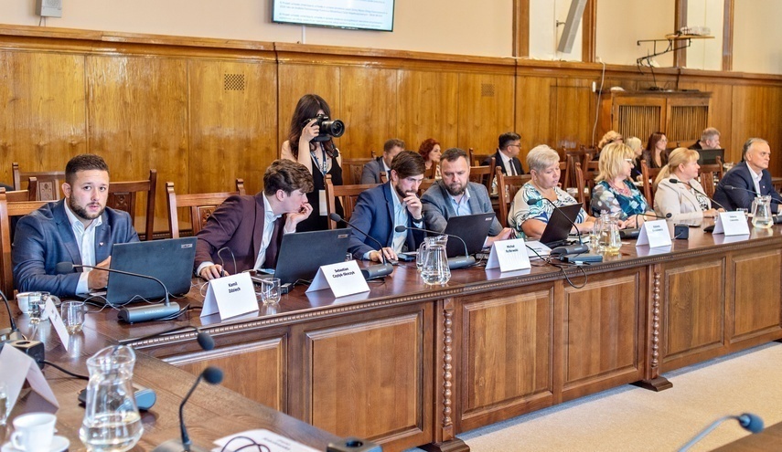Elbląg, Jako pierwsi od prawej zasiadają Marek Pruszak i Jolanta Janowska, Piotr Opaczewski jest piąty od prawej. Elbląg, Jako pierwsi od prawej zasiadają Marek Pruszak i Jolanta Janowska, Piotr Opaczewski jest piąty od prawej.