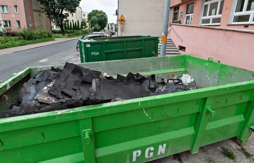 Elbląg, Kontenery z odpadami po remoncie posadzek, Elbląg, Kontenery z odpadami po remoncie posadzek,