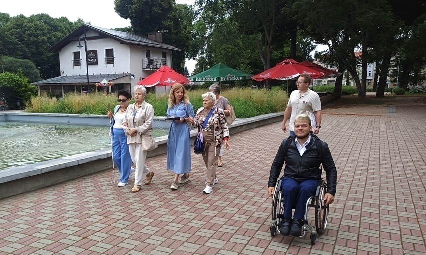 Elbląg, Sprawdzają, co najbardziej przeszkadza osobom niepełnosprawnym Elbląg, Sprawdzają, co najbardziej przeszkadza osobom niepełnosprawnym