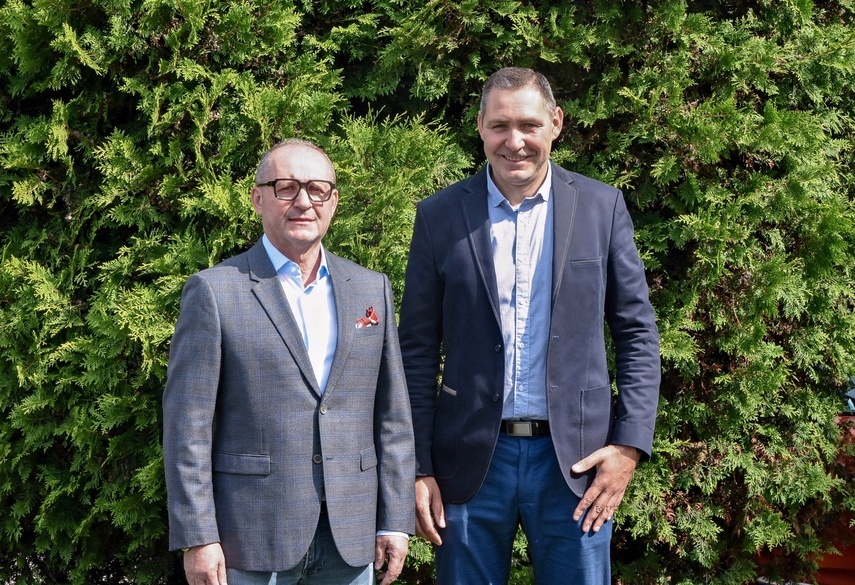 Elbląg, Tomasz Płocki (z lewej) i Krzysztof Fedak z zarządu Warmińsko - Mazurskiego Związku Piłki Nożnej Elbląg, Tomasz Płocki (z lewej) i Krzysztof Fedak z zarządu Warmińsko - Mazurskiego Związku Piłki Nożnej