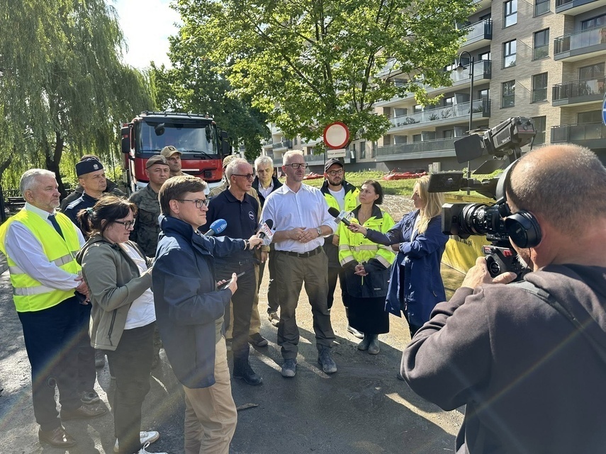 Elbląg, Wiceminister i wojewoda (na zdjęciu w środku) na spotkaniu z władzami Elbląga i dziennikarzami