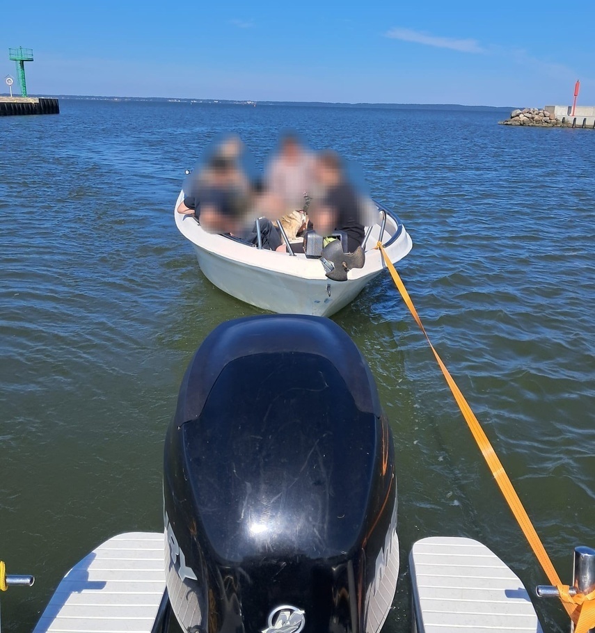Elbląg, Policja ratuje dryfujących łodzią na Zalewie Wiślanym