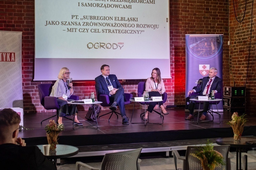 Elbląg, W jednej z debat, prowadzonych przez red. Joannę Solską wzięli udział: Marek Górski, prezes Konfederacji Lewiatan, Katarzyna Wójcik-Borsukowicz, wiceprezes Meble Wójcik i Florian Romanowski, prezes OPEGIEKA Elbląg, W jednej z debat, prowadzonych przez red. Joannę Solską wzięli udział: Marek Górski, prezes Konfederacji Lewiatan, Katarzyna Wójcik-Borsukowicz, wiceprezes Meble Wójcik i Florian Romanowski, prezes OPEGIEKA