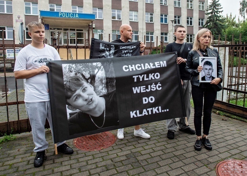 Elbląg, Oliwier miał 19 lat. Zdjęcie z marszu ku jego pamięci, który przeszedł z prokuratury pod komendę policji 7 września