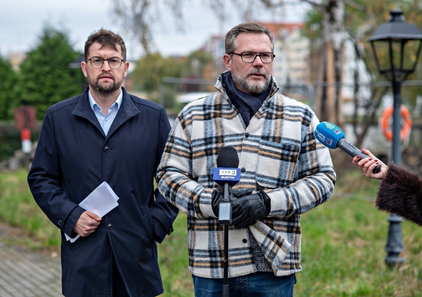 Elbląg, Radny Rafał Traks (z prawej) i poseł Andrzej Śliwka na konferencji prasowej ws. ZUO