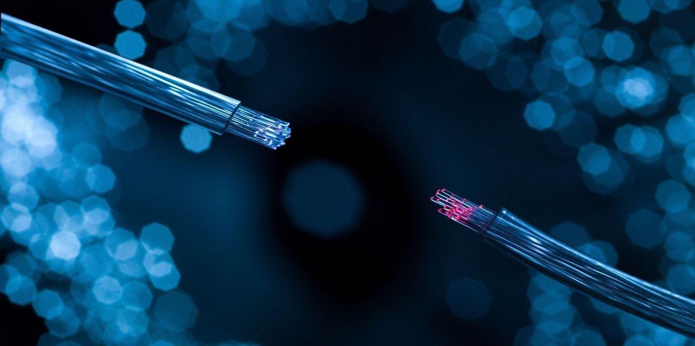 Różnice między światłowodem jednomodowym a wielomodowym Różnice między światłowodem jednomodowym a wielomodowym