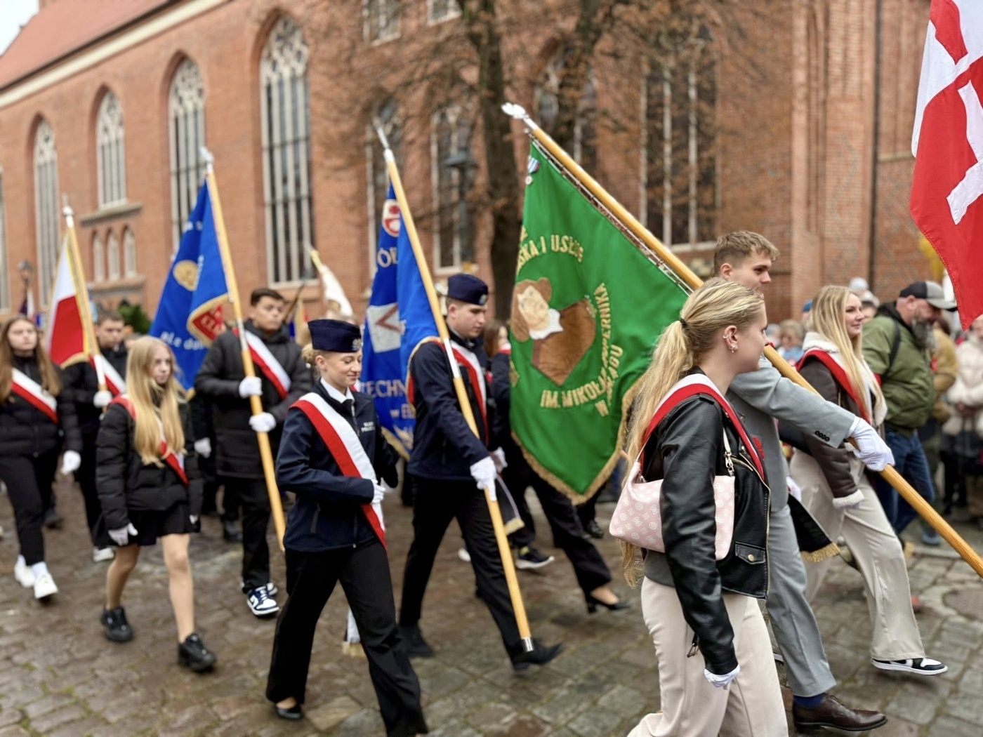 Elbląg, Biało-Czerwone 11, 107 i 123