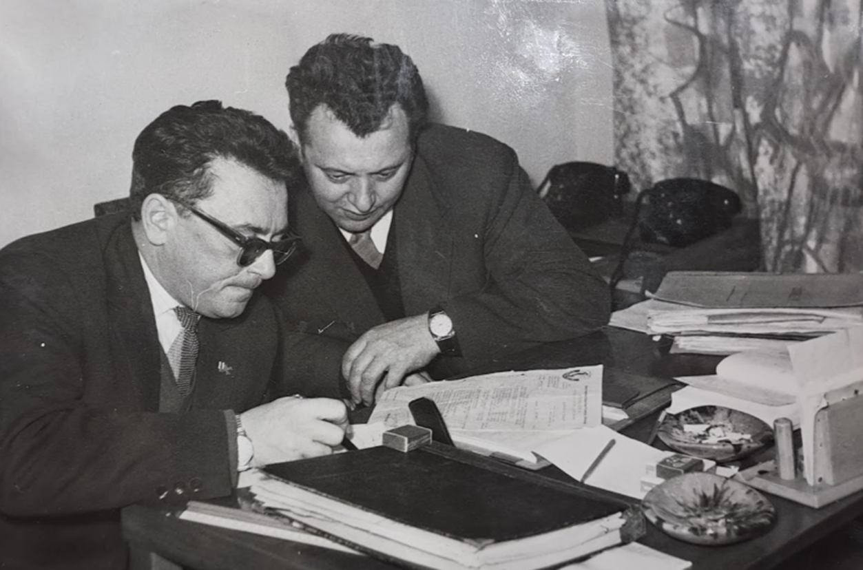 Elbląg, Z prawej: Antoni Wieczorek (1921 - 1996) przy pracy nad kosztorysem (archiwum Plastyku) Elbląg, Z prawej: Antoni Wieczorek (1921 - 1996) przy pracy nad kosztorysem (archiwum Plastyku)