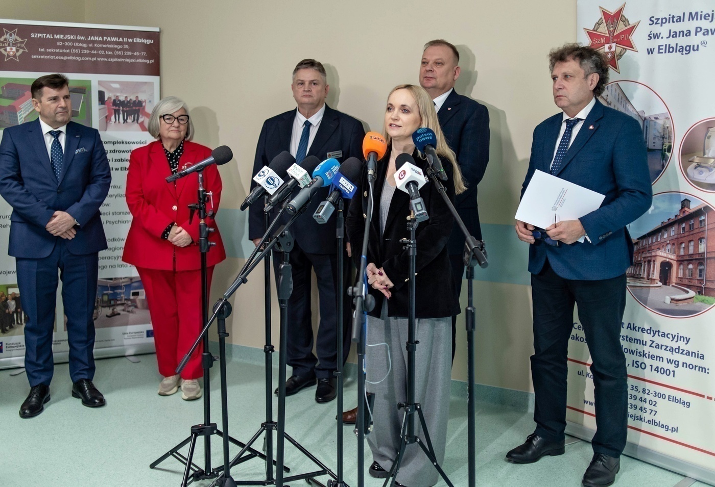 Elbląg, Przy mikrofonach Jolanta Sobierańska-Grenda, od prawej Jacek Karnowski, Michał Missan, Mirosław Gorbaczewski, Elżbieta Gelert, Andrzej Zakrzewski. Elbląg, Przy mikrofonach Jolanta Sobierańska-Grenda, od prawej Jacek Karnowski, Michał Missan, Mirosław Gorbaczewski, Elżbieta Gelert, Andrzej Zakrzewski.