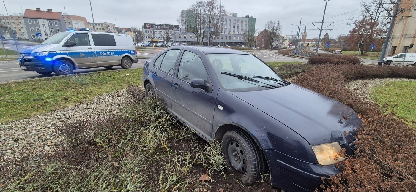 Elbląg, Uciekał przed policją... środkiem ronda Zamech Elbląg, Uciekał przed policją... środkiem ronda Zamech