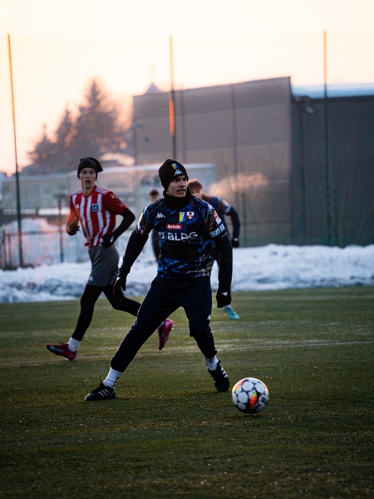 Elbląg, Jakub Pieczarka w meczu z Cartusią Kartuzy (aut. zdjęcia - Mateusz Bryl)