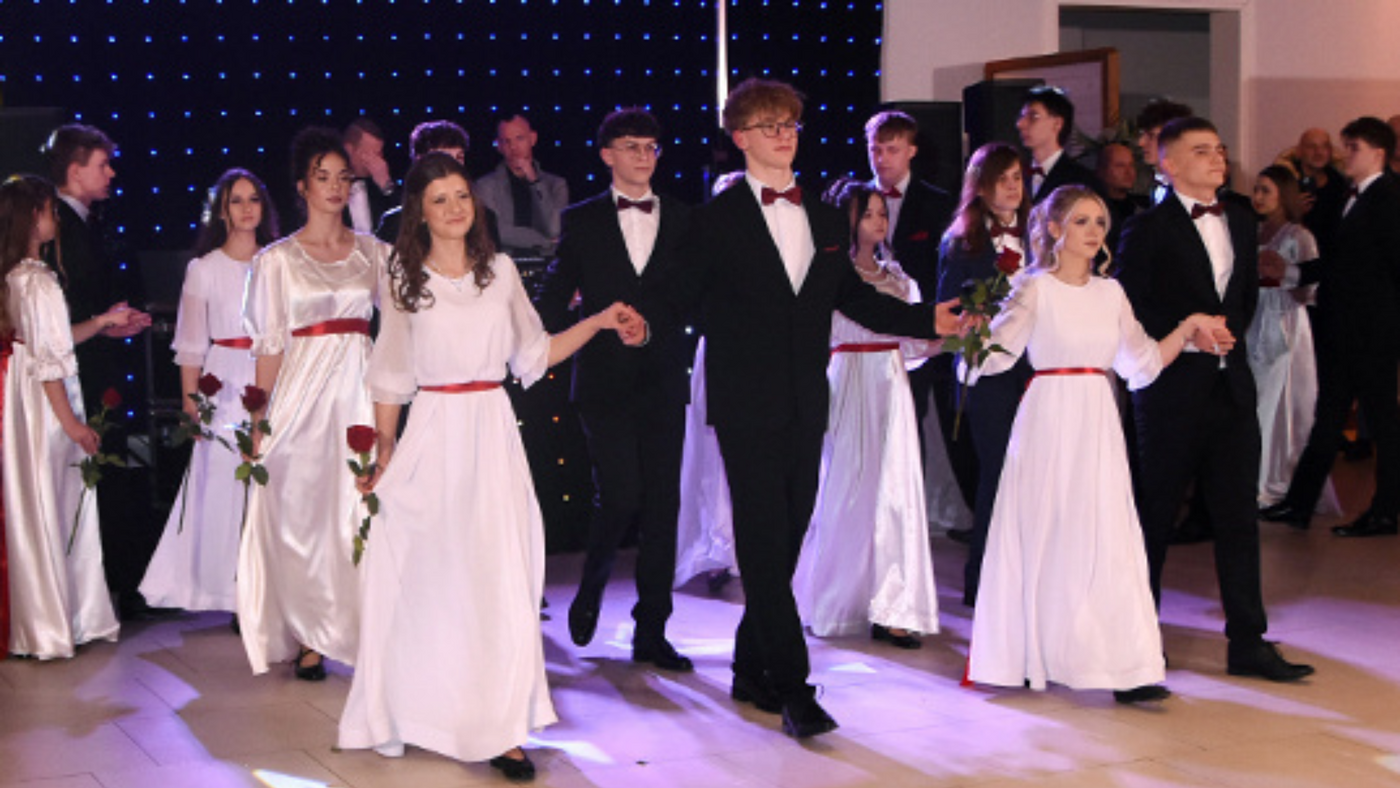 "Między młodzieńczą beztroską a dojrzałością". Studniówka II LO "Między młodzieńczą beztroską a dojrzałością". Studniówka II LO