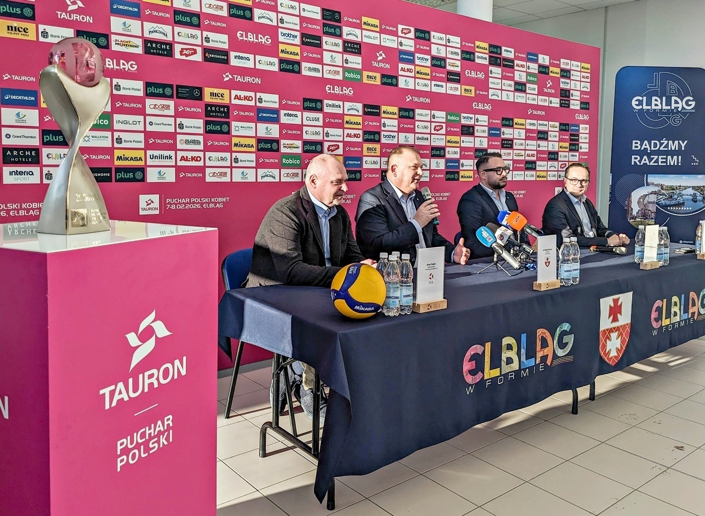 Elbląg, Tauron Puchar Polski już czeka w Elblągu. W konferencji na ten temat wzięli udział (od lewej): Artur Popko (prezes PLS), Michał Missan (prezydent Elbląga), Piotr Kowal (wiceprezydent) i Robert Turlej (członek zarządu województwa) Elbląg, Tauron Puchar Polski już czeka w Elblągu. W konferencji na ten temat wzięli udział (od lewej): Artur Popko (prezes PLS), Michał Missan (prezydent Elbląga), Piotr Kowal (wiceprezydent) i Robert Turlej (członek zarządu województwa)