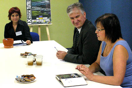 Elbląg, Podczas konferencji prasowej dyrektor centrum kultury Światowid Antonii Czyżyk (w środku) mówił m.in. o planach kina w nowej sytuacji