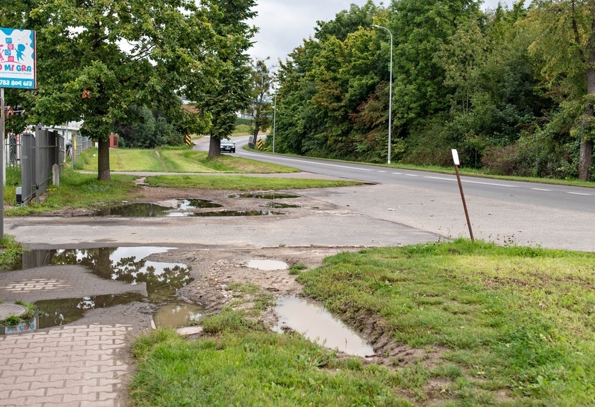 Elbląg, Tędy między innymi miałaby przebiegać ścieżka. Zdjęcie z ul. Królewieckiej. Widoczny na zdjęciu odcinek ma być zbudowany jako pierwszy Elbląg, Tędy między innymi miałaby przebiegać ścieżka. Zdjęcie z ul. Królewieckiej. Widoczny na zdjęciu odcinek ma być zbudowany jako pierwszy