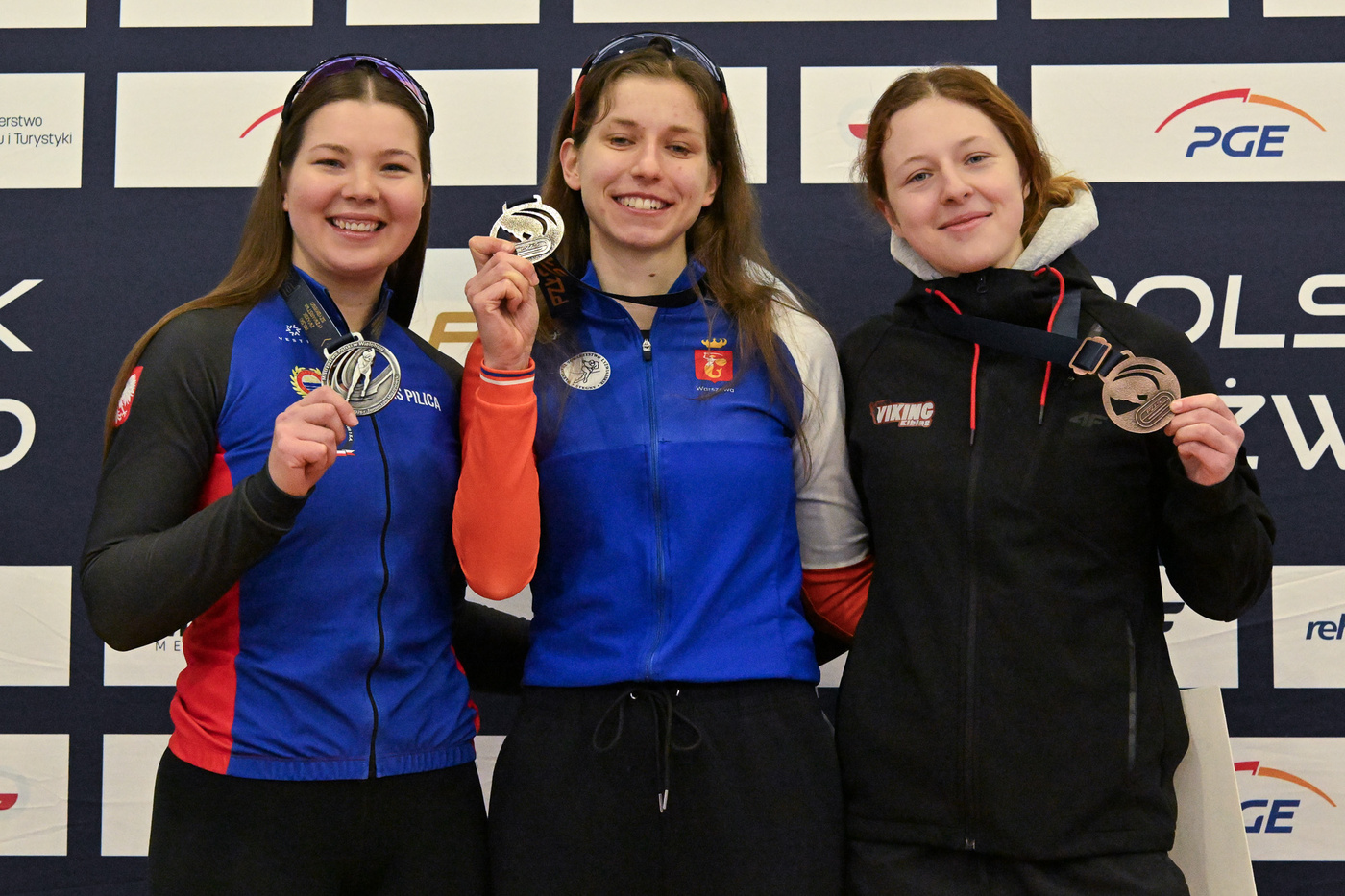 Elbląg, Natalia Jabrzyk (od lewej), Zofia Braun i Emilia Zawisza z medalami MP w łyżwiarstwie szybkim Elbląg, Natalia Jabrzyk (od lewej), Zofia Braun i Emilia Zawisza z medalami MP w łyżwiarstwie szybkim