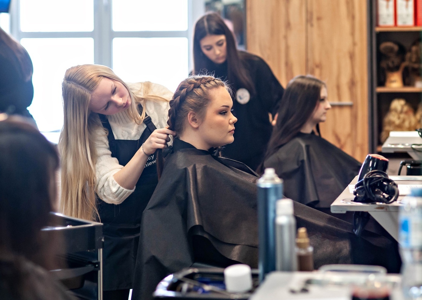 Elbląg, Naprawić samochód i uczesać modelkę Elbląg, Naprawić samochód i uczesać modelkę