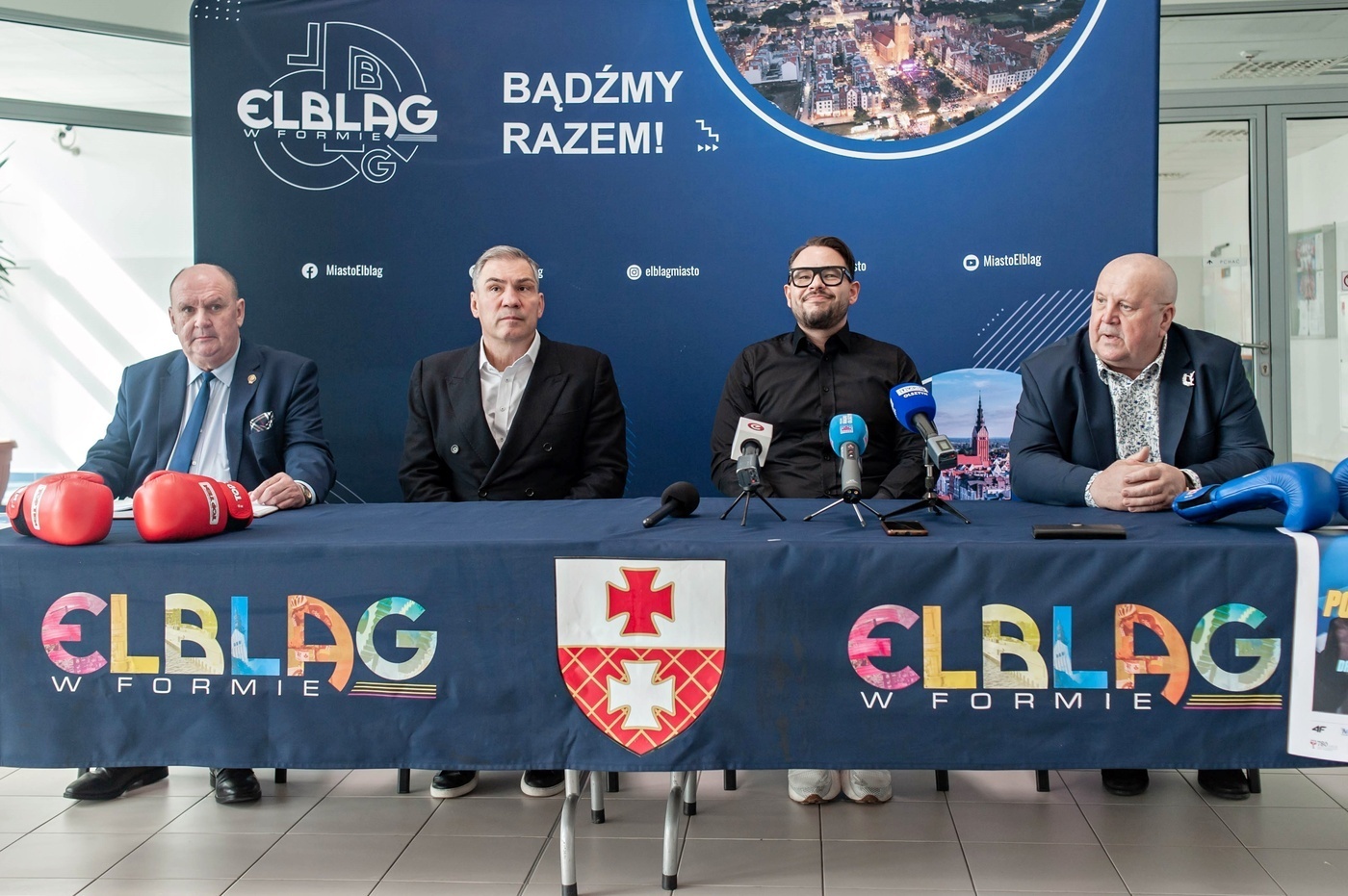 Elbląg, Od lewej: Sławomir Kozłowski (PZB), Dariusz Michalczewski, Piotr Kowal, wiceprezydent Elbląga i Hieronim Kozakiewicz (KSW Tygrys) podczas konferencji prasowej,