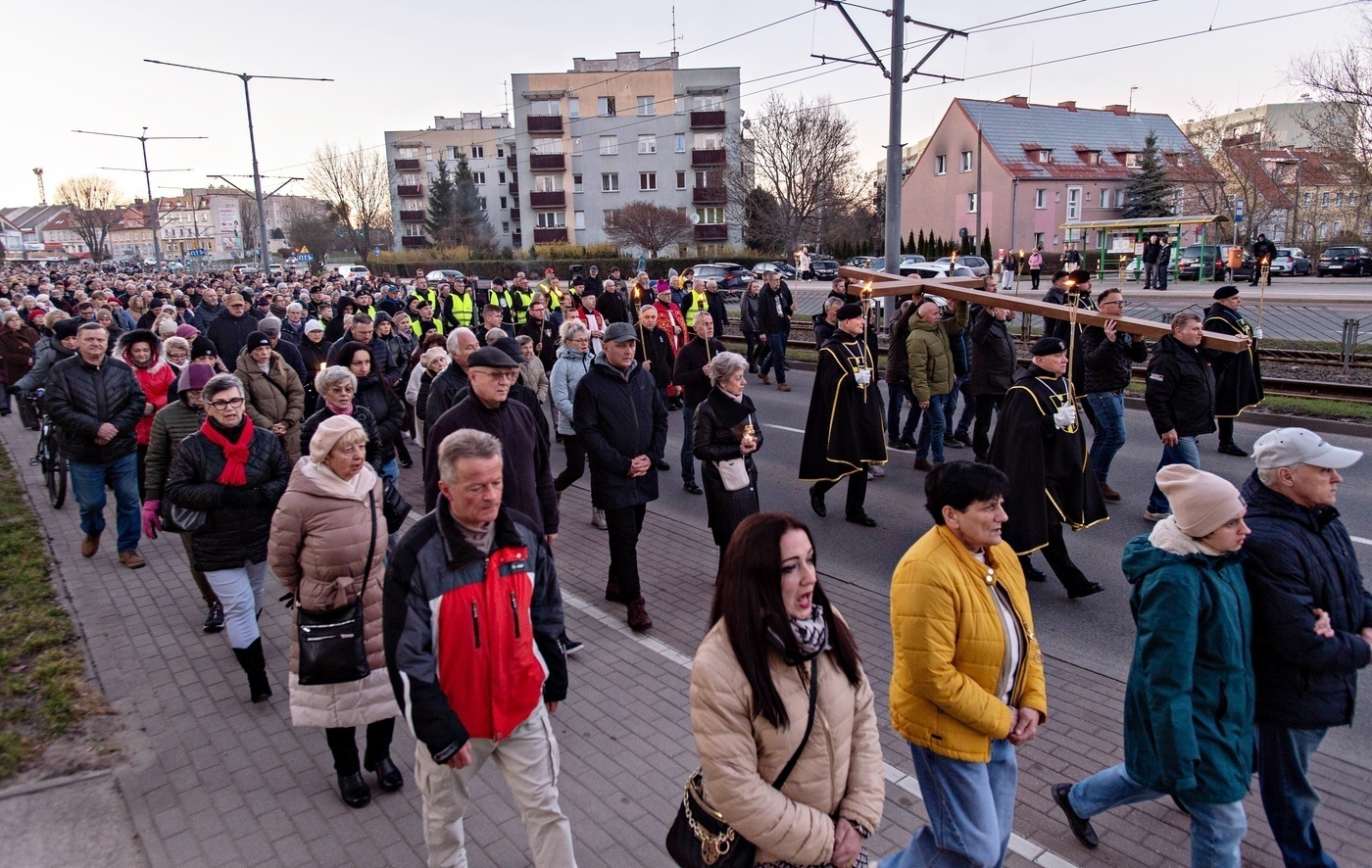 Elbląg, Wierni przeszli przez miasto
