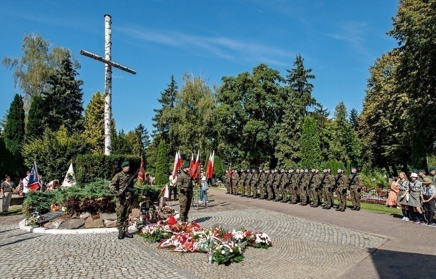 Elbląg, Upamiętnią rocznicę zakończenia II wojny światowej