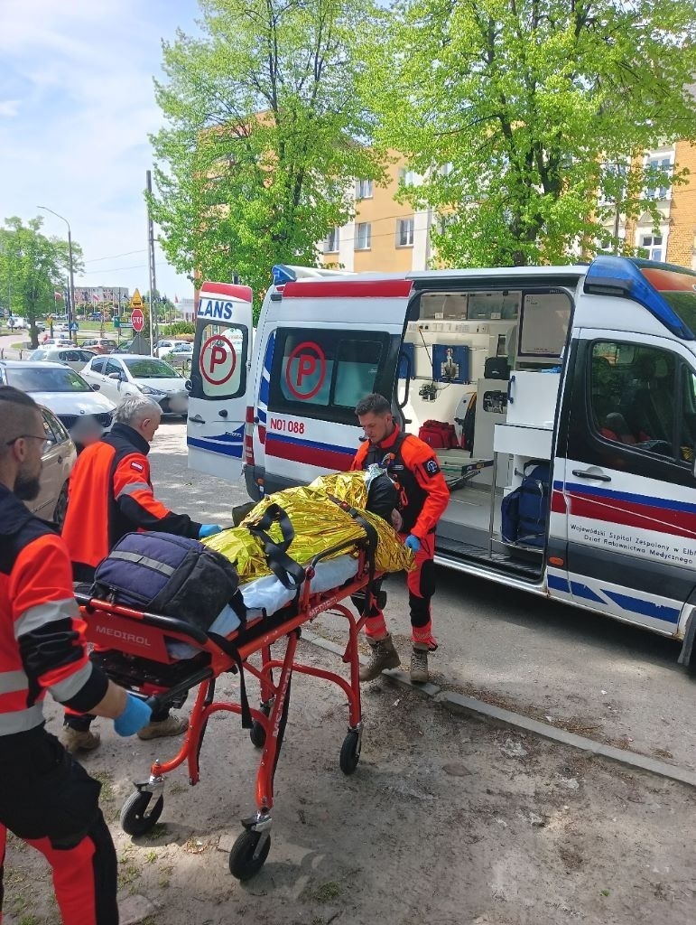 Elbląg, Leżał nieprzytomny, przechodnie nie reagowali Elbląg, Leżał nieprzytomny, przechodnie nie reagowali