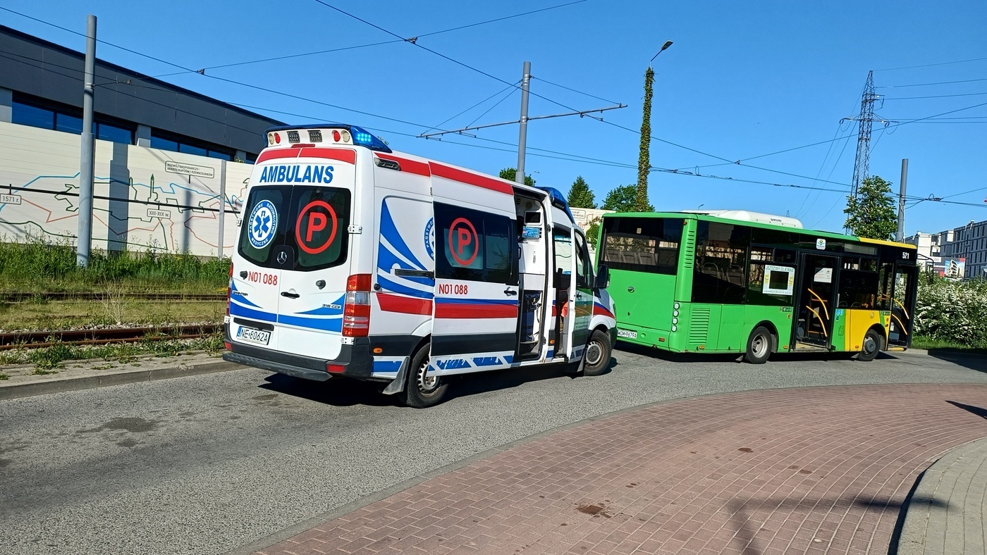 Elbląg, Kierowca zahamował, pasażerka wylądowała na szybie