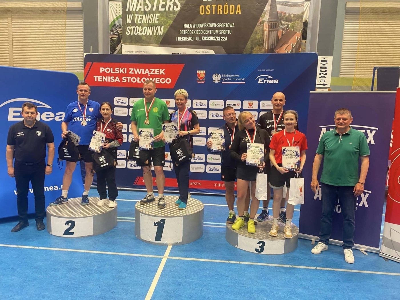 Elbląg, Ryszard Grzelak (na drugim stopniu podium) ze srebrnym medalem w grze mieszanej Elbląg, Ryszard Grzelak (na drugim stopniu podium) ze srebrnym medalem w grze mieszanej