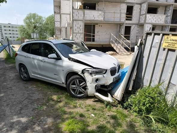 Elbląg, Uderzył w ogrodzenie budowy, miał 2,5 promila