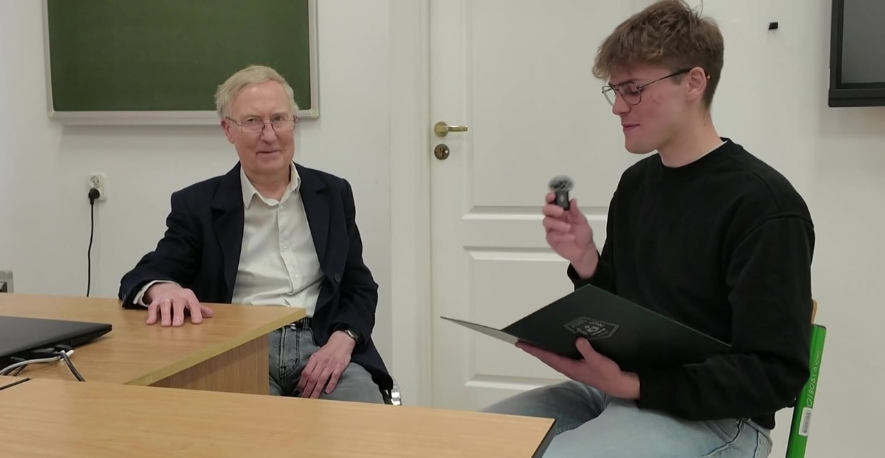 Elbląg, Prof. Edward Łuczyński w rozmowie z uczniem ZSM Elbląg, Prof. Edward Łuczyński w rozmowie z uczniem ZSM