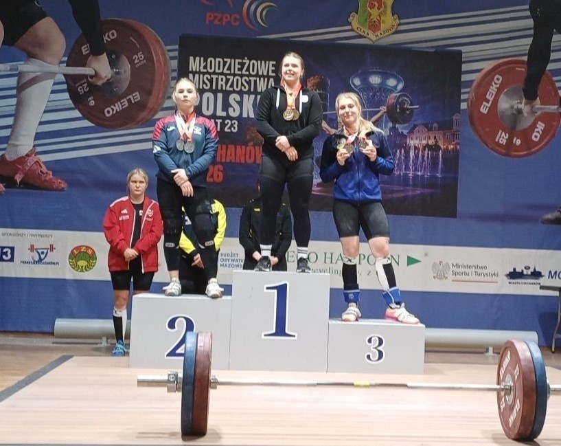 Elbląg, Wiktoria Gabis  (z prawej) z brązowym mdedalem MMP