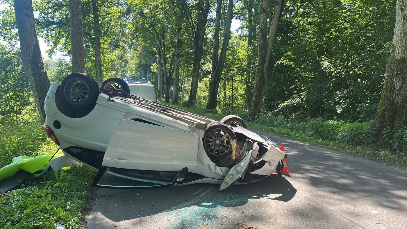 Elbląg, Najpierw w drzewo, potem dachowanie