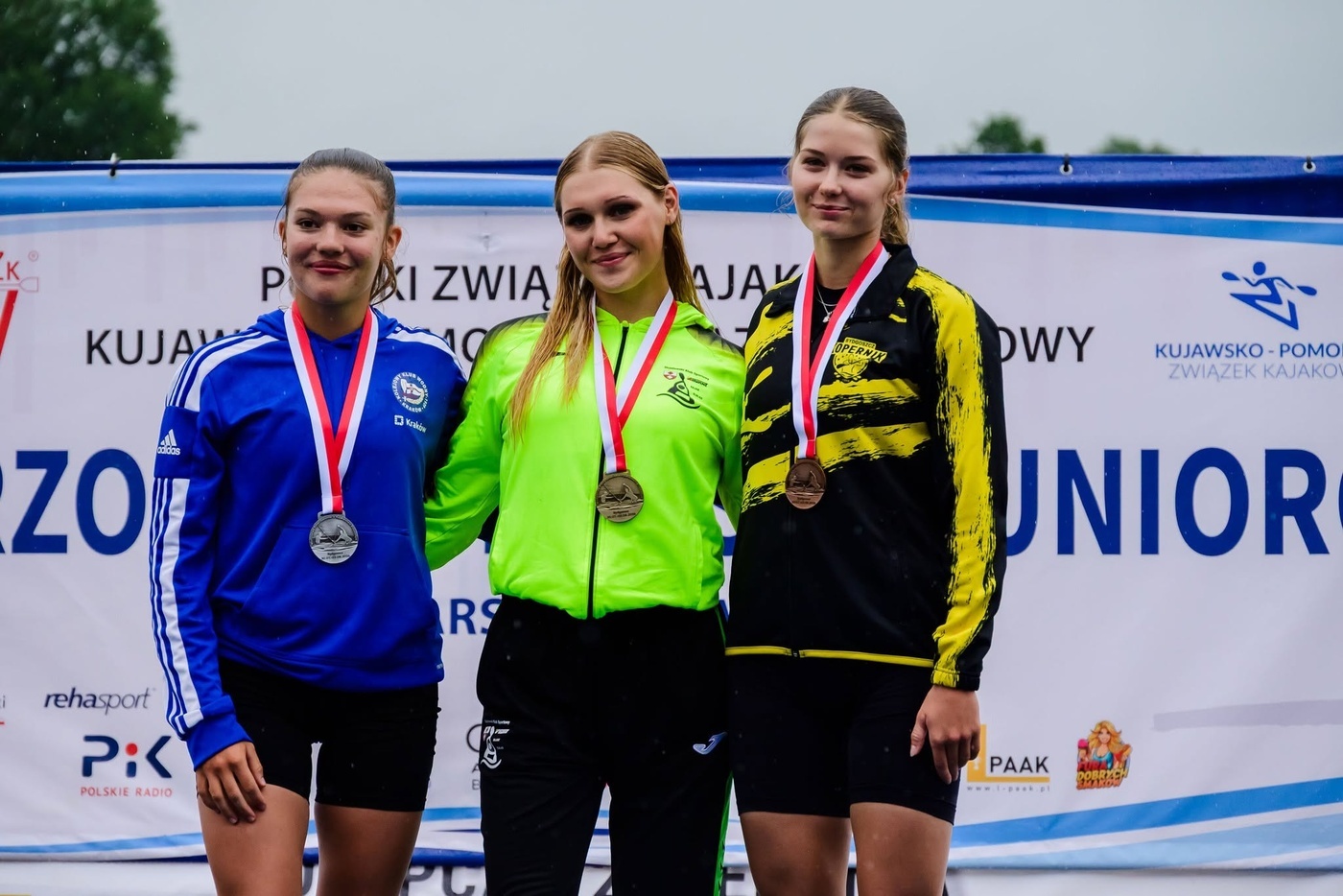 Elbląg, Julia Piasecka (w środku) zjednym z trzech złotych medali Elbląg, Julia Piasecka (w środku) zjednym z trzech złotych medali