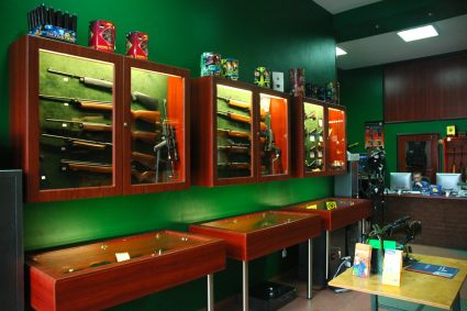 Elbląg, Wnętrze sklepu „AroBroń”