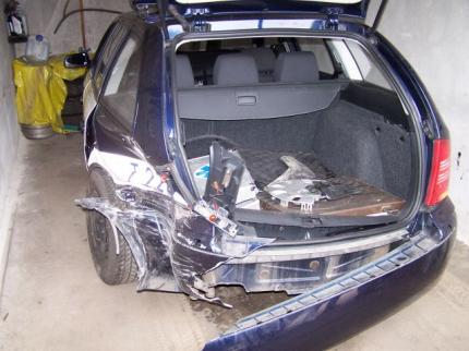 Elbląg, Uszkodzony radiowóz policyjny, w który uderzył polonez (KMP Elbląg).